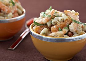 Salade de coquillettes aux crevettes, carottes et chutney de mangue - %%sitename%%