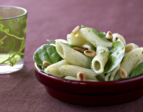 Salade-de-pennes-aux-pignons-et-epinards