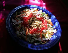 Salade-fraiche-a-la-mozzarelle-marinee-aux-deux-vinaigres-et-aux-herbes-par-Grenouille