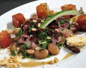 Salade-tiede-et-croquante-de-feves-et-de-pasteque-au-sumac.-par-Sensationcuisine