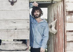 Session live : Angus Stone reprend "Magnolia" de J.J. Cale
