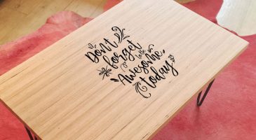 Table basse avec inscription personnalisée - %%sitename%%