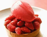 Tartelettes-aux-fraises-des-bois-et-sorbet-fraise-par-Bounba