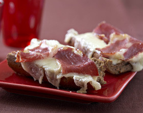 Tartine-a-la-coppa-et-raclette