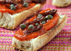 Tartines aux poivrons, câpres et tomates séchées - %%sitename%%