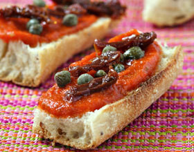 Tartine-aux-poivrons-capres-et-tomates-sechees
