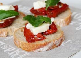Toasts de tomates séchées-mozza - %%sitename%%