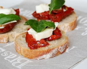 Toasts-de-tomates-sechees-mozza-par-Madame-charlotte