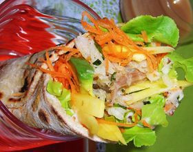Trotillas-wrap-de-manioc-au-cabillaud-marine-mangue-verte-et-avocat-par-Kapriss972
