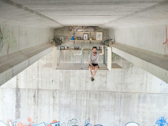 Un-architecte-installe-un-bureau-secret-sous-un-pont-de-Valencia