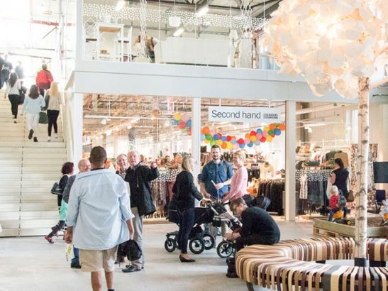 Un-centre-commercial-dedie-aux-produits-recycles-cartonne-en-Suede