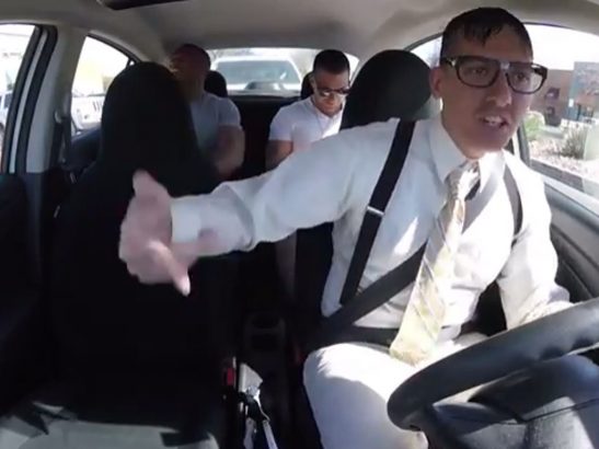 Un-chauffeur-surprend-ses-passagers-en-se-lancant-dans-un-morceau-de-RAP