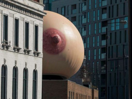 Un-sein-gigantesque-a-Londres-pour-encourager-l-allaitement-maternel