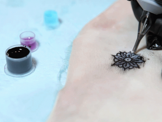 Un-tatouage-qui-joue-le-role-d-un-medecin-c-est-possible