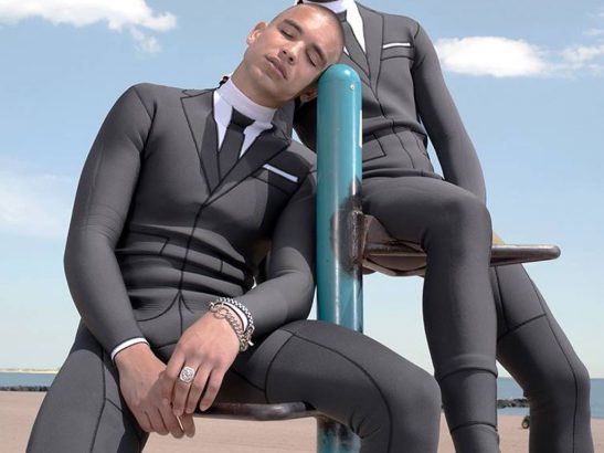 Une-combinaison-de-surf-en-costume-cravate