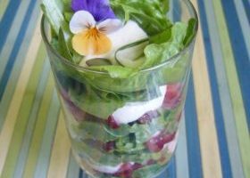 Verrine de laitue et fraises à la crème de noix de cajou - %%sitename%%