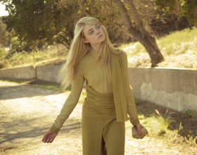 Video-Elle-Fanning-sublime-dans-la-nouvelle-collection-Rodarte