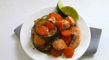 WOK DE SAUMON, GINGEMBRE, MIEL, CAROTTES & COURGETTES - %%sitename%%