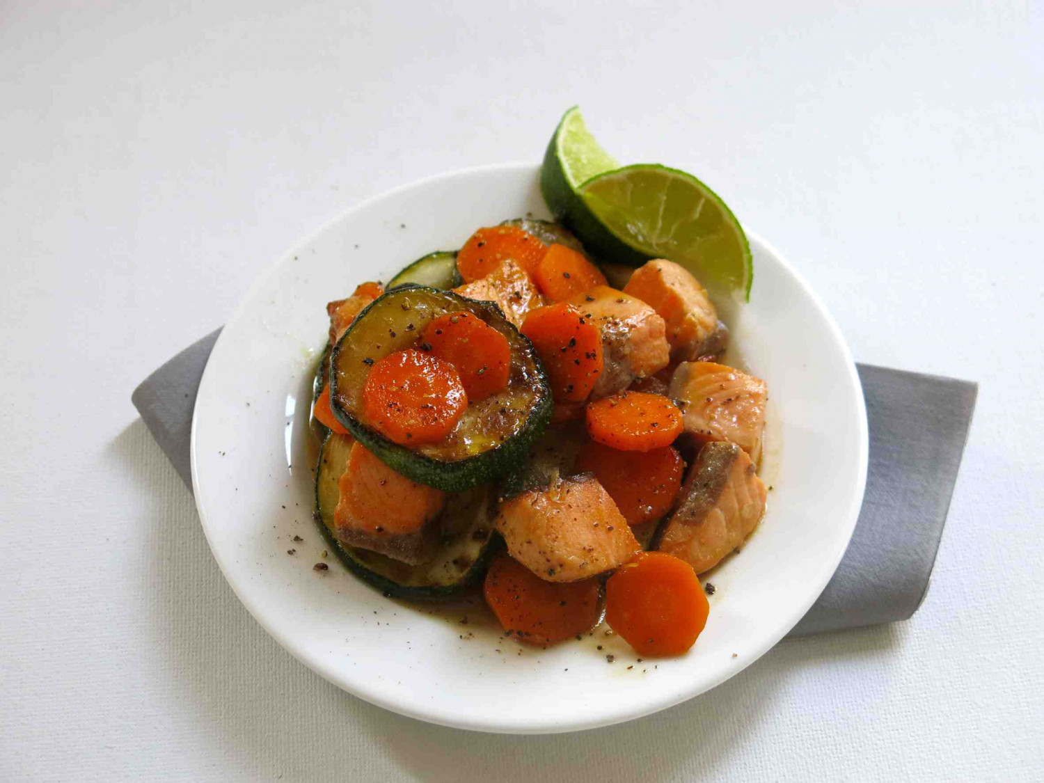 WOK-DE-SAUMON-GINGEMBRE-MIEL-CAROTTES-COURGETTES
