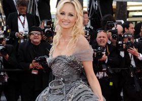 Adriana Karembeu "Biutiful" sur le tapis rouge - %%sitename%%