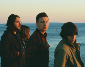 arctic-monkeys-suck-it-and-see