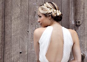 Vite, un bijou de cheveux pour mon mariage ! Un bandeau fleuri - %%sitename%%