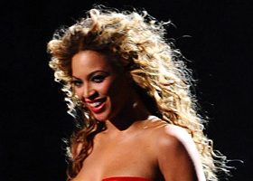 Tenues de scène : Beyoncé Vs Lady Gaga