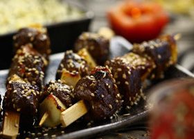 Brochettes de canard et de poires épicées - %%sitename%%
