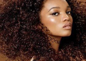 Vidéo : 5 coiffures pour cheveux crépus - %%sitename%%