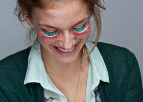 Tuto make-up : je veux des faux-cils flashy ! - %%sitename%%