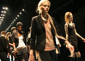 Sur Nowfashion.com, j'assiste aux défilés en temps réel !