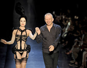 dita-von-teese-defile-jean-paul-gaultier