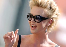 Charlize Theron et ses lunettes - %%sitename%%