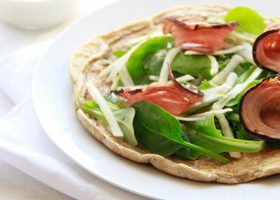 Galettes de sarrasin à l'andouille de Guémené et crème au raifort - %%sitename%%