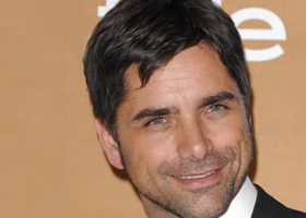 John Stamos, le nouveau choriste de Glee ? - %%sitename%%