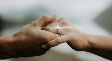 L'Emplacement de la Bague de Fiançailles : Une Réinterprétation Moderne de la Symbolique des Doigts - %%sitename%%