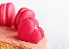 Macarons framboise en forme de coeur - %%sitename%%