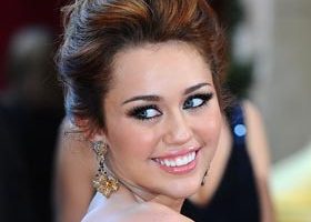 Pour Miley Cyrus, mais oui, l'école est finie ! - %%sitename%%