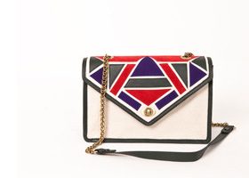 André collabore avec Mohekann pour des sacs d'inspirations ethniques