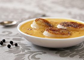 Noix de Saint-Jacques sautées sur velouté de potiron