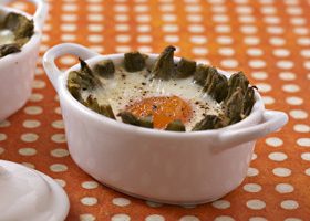 Oeufs cocotte aux asperges - %%sitename%%