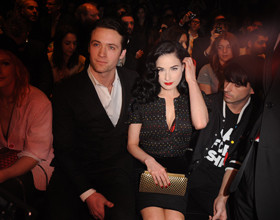 people-premiers-rangs-defiles-automne-hiver-2010-2011-dita-von-teese