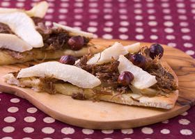 Mini pizzas au confit de canard et aux poires - %%sitename%%