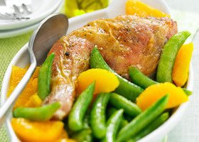 Cuisses de poulet fermier marinées à l'orange et pois gourmands