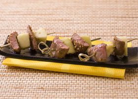 Mini brochettes au canard caramélisé au sésame et à la pomme