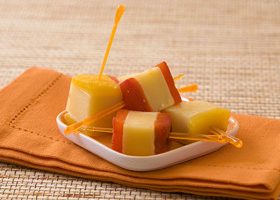Mini brochettes au poivron grillé et au comté