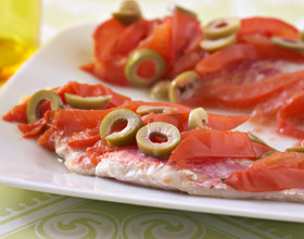 rougets-aux-olives-vertes-et-aux-tomates