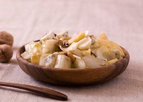 Salade d'endives aux pommes, noix et roquefort