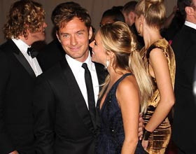 sienna-miller-et-jude-law-gala-costume-institute