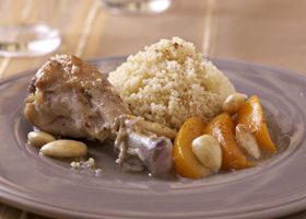Tajine de poulet aux pêches et amandes - %%sitename%%